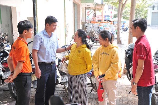 TS Nguyễn Vũ Quỳnh - Phó Hiệu trưởng LHU cùng đoàn CBGV Nhà trường thăm và chúc tết gia đình HSSV tỉnh Ninh Thuận nhân dịp Xuân Canh Tý 2020