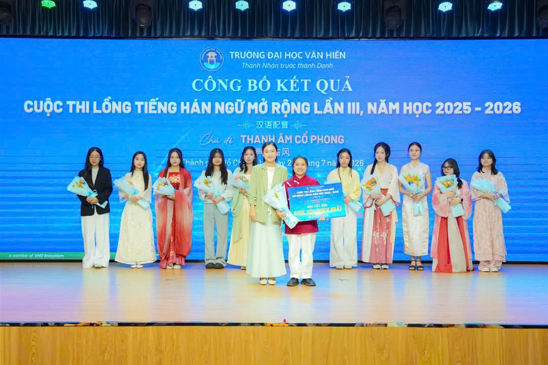 Sinh viên LHU "càn quét" giải thưởng toàn quốc, khẳng định bản lĩnh ngoại ngữ giữa mùa hè 2026 Mùa hè 2026 ghi dấu một mùa gặt hái thành tích đầy ấn tượng của sinh viên Trường Đại học Lạc Hồng (LHU). Liên tiếp chinh phục các sân chơi học thuật uy tín trên toàn quốc ở các ngôn ngữ Hàn, Trung và Nhật, sinh viên LHU đã mang về nhiều giải thưởng nổi bật, tiếp tục khẳng định chất lượng đào tạo ngoại ngữ và năng lực hội nhập quốc tế của Nhà trường. Mở đầu chuỗi thành tích là chiến thắng ấn tượng của sinh viên ngành Hàn Quốc học tại Cuộc thi Hùng biện Tiếng Hàn Thế giới lần thứ 30 và Cuộc thi Hùng biện K-SPEECH Việt Nam lần thứ 14. Sau một ngày tranh tài cùng các đội đến từ nhiều trường đại học trên cả nước, đoàn LHU đã bảo vệ thành công ngôi Quán quân hạng mục hùng biện tập thể, tiếp nối thành tích Giải Nhất của mùa giải trước. Bên cạnh đó, sinh viên Vũ Ngọc Khánh còn xuất sắc giành Giải Nhì hạng mục hùng biện cá nhân khối đại học.  Chia sẻ sau cuộc thi, sinh viên Vũ Ngọc Khánh cho biết: "Điều em nhận được không chỉ là giải thưởng mà còn là sự trưởng thành sau quá trình học tập và rèn luyện tại LHU. Thầy cô luôn tạo điều kiện để chúng em luyện kỹ năng thuyết trình, phản biện, làm việc nhóm và sử dụng tiếng Hàn trong nhiều tình huống thực tế. Chính những trải nghiệm đó đã giúp em tự tin hơn khi bước lên sân khấu của một cuộc thi toàn quốc."  Tập thể ngành Hàn Quốc học LHU đạt giải tại cuộc thi  Không dừng lại ở đó, tại Cuộc thi Nói tiếng Hàn toàn quốc - Cúp Đại sứ Hàn Quốc năm 2026, sinh viên Phạm Thúy Uyên (lớp 23DH111) đã xuất sắc đạt Giải Ba khối Chuyên ngành, trong khi Vũ Thị Phương Thảo (lớp 25DH111) giành Giải Khuyến khích khối Ngoài chuyên ngành. Hai giải thưởng tiếp tục nối dài bảng vàng thành tích của ngành Hàn Quốc học tại các sân chơi học thuật cấp quốc gia.  Sinh viên Phạm Thúy Uyên Đạt Giải Ba của Cuộc thi &  Sinh viên Vũ Thị Phương Thảo Đạt Giải Khuyến khích Cuộc thi  Ở lĩnh vực tiếng Trung, sinh viên ngành Ngôn ngữ Trung Quốc tiếp tục ghi dấu ấn tại Cuộc thi Lồng tiếng Hán ngữ mở rộng lần III do Trường Đại học Văn Hiến tổ chức. Vượt qua nhiều đội thi đến từ các trường đại học khu vực phía Nam, sinh viên LHU đã mang về 03 giải thưởng, gồm 02 Giải Khuyến khích dành cho sinh viên Trần Phạm Yến Nhi và sinh viên Nguyễn Thị Duy Như, cùng Giải Tiết mục được yêu thích nhất dành cho sinh viên Nguyễn Thị Duy Như.  Sinh viên Nguyễn Thị Duy Như đạt giải Tiết mục được yêu thích nhất  Sinh viên Trần Phạm Yến Nhi và Nguyễn Thị Duy Như  đạt giải khuyến khích chung cuộc  Khép lại chuỗi thành tích mùa hè là dấu ấn của sinh viên ngành Nhật Bản học - Trương Quyền Linh (lớp 25DN111) tại Cuộc thi Hùng biện tiếng Nhật mở rộng lần thứ 6 năm 2026. Với phần hùng biện chỉn chu, phong thái tự tin và khả năng sử dụng tiếng Nhật lưu loát, Quyền Linh đã xuất sắc giành Giải Khuyến khích, góp thêm một thành tích đáng tự hào cho sinh viên LHU. Quyền Linh tự hào chia sẻ: “Thành tích em có được ngày hôm nay là cả một quá trình luyện tập lâu dài, luôn có thầy cô đồng hành và hỗ trợ em. Chính những điều đó đã giúp em bình tĩnh, tự tin truyền tải thông điệp của mình tại cuộc thi và đạt được kết quả xứng đáng.”  Sinh viên Trương Quyền Linh đạt Giải Khuyến khích tại cuộc thi Liên tiếp gặt hái giải thưởng ở nhiều cuộc thi học thuật uy tín là minh chứng rõ nét cho chất lượng đào tạo ngoại ngữ theo định hướng thực hành, hội nhập quốc tế của Trường Đại học Lạc Hồng. Những thành tích này không chỉ thể hiện sự nỗ lực, bản lĩnh và tinh thần chinh phục của sinh viên mà còn phản ánh sự đồng hành của đội ngũ giảng viên trong việc bồi dưỡng chuyên môn, kỹ năng và khả năng hội nhập.