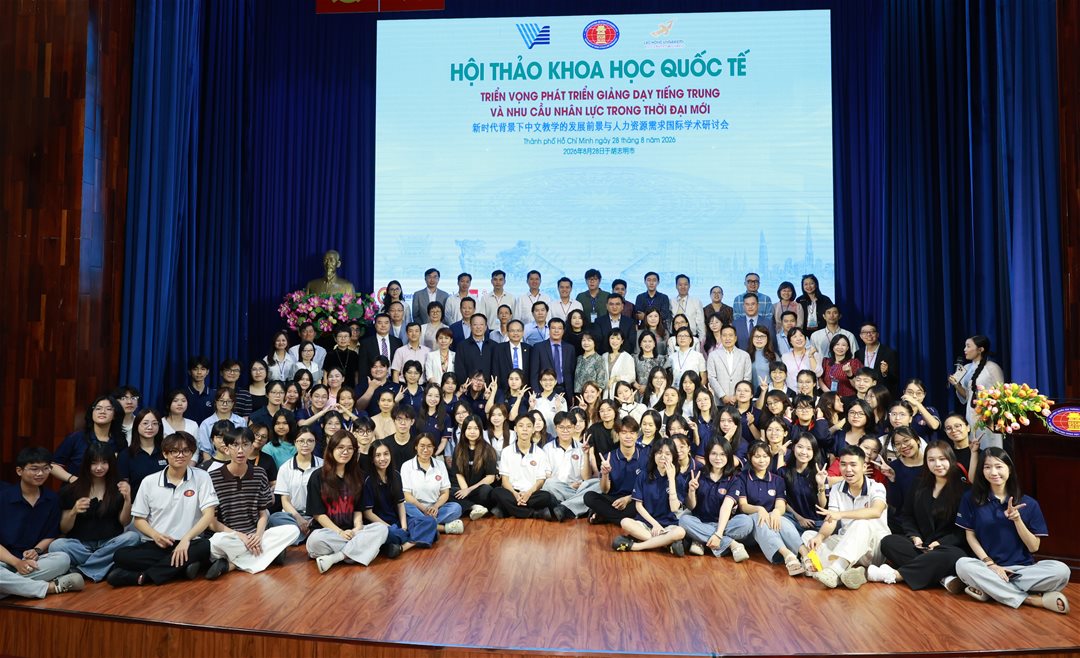 TS Lương Văn Huy – Giảng viên ngành Ngôn ngữ Trung Quốc LHU trình bày tham luận