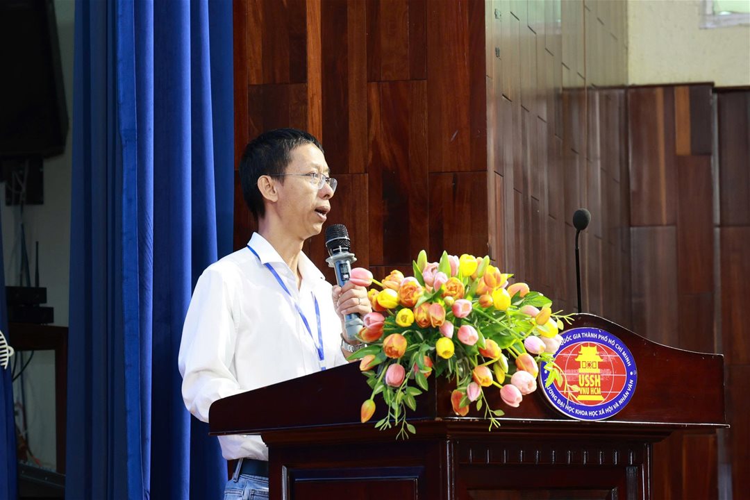 LHU kết hợp cùng HMCUSSH kết nối học thuật Việt – Trung, thúc đẩy đào tạo tiếng Trung gắn với nhu cầu nhân lực Ngày 28/8/2026, Trường Đại học Lạc Hồng (LHU) phối hợp cùng Trường Đại học Khoa học Xã hội và Nhân văn, Đại học Quốc gia TP.HCM (HMCUSSH) tổ chức Hội thảo khoa học quốc tế “Triển vọng phát triển giảng dạy tiếng Trung và nhu cầu nhân lực trong thời đại mới”. Hội thảo quy tụ hơn 50 giáo sư, nhà khoa học, chuyên gia và giảng viên đến từ nhiều trường đại học của Việt Nam và Trung Quốc, cùng trao đổi về những chuyển động mới trong giảng dạy tiếng Trung, công nghệ giáo dục và nhu cầu nhân lực trong bối cảnh hiện nay. Tham dự chương trình, GS.TS Lưu Văn Quyết - Phó Hiệu trưởng HMCCUSSH, Trưởng Ban Tổ chức và PGS.TS Nguyễn Thanh Lâm – Phó Hiệu trưởng LHU đã đại diện Nhà trường phát biểu chào mừng tại phiên khai mạc. Không chỉ tham gia với vai trò đồng tổ chức, LHU còn trực tiếp đóng góp vào các hoạt động chuyên môn thông qua đội ngũ cán bộ, giảng viên tham gia chủ tọa và trình bày tại các hội đồng báo cáo khoa học. LHU góp tiếng nói tại về đào tạo nhân lực tiếng Trung trong kỷ nguyên số Tại Hội đồng báo cáo về các vấn đề đổi mới giảng dạy, đánh giá chương trình và nhu cầu nhân lực tiếng Trung, PGS.TS Lê Phương Trường – Trưởng phòng Khảo thí và Đảm bảo chất lượng cùng TS Nguyễn Hữu Nghị – Trưởng Khoa Đông phương học LHU tham gia báo cáo với chủ đề “Đào tạo nguồn nhân lực tiếng Trung trong kỷ nguyên số đáp ứng yêu cầu mới của doanh nghiệp”. Nội dung báo cáo đặt vấn đề đào tạo tiếng Trung trong mối quan hệ trực tiếp với sự thay đổi của công nghệ và yêu cầu tuyển dụng, qua đó nhấn mạnh người học không chỉ cần năng lực ngoại ngữ mà còn phải từng bước hình thành khả năng thích ứng với môi trường số, chuyên môn và yêu cầu thực tế từ doanh nghiệp. Cùng tại hội thảo, các học giả Việt Nam và Trung Quốc trao đổi nhiều hướng tiếp cận mới như ứng dụng AI và công nghệ giáo dục trong giảng dạy tiếng Trung, đổi mới chương trình, “Tiếng Trung + Thú y”, “Tiếng Trung + Thương mại điện tử” và sự thay đổi nhu cầu tuyển dụng nhân lực tiếng Trung tại Việt Nam. LHU mở rộng góc nhìn ngôn ngữ – văn hóa tại Hội đồng báo cáo 02 Tại Hội đồng báo cáo về các vấn đề ngôn ngữ, văn hóa và xã hội, TS Nguyễn Thị Hoàng Oanh – Trưởng phòng Quan hệ Quốc tế LHU tham gia chủ tọa cùng các giáo sư đến từ Trường Đại học Sư phạm Mân Nam, Trường Đại học Sư phạm Bắc Kinh và Đại học Ký Nam, Trung Quốc điều hành phiên thảo luận về ngôn ngữ, văn hóa và xã hội . Tại đây, TS Lương Văn Huy – Giảng viên ngành Ngôn ngữ Trung Quốc LHU trình bày tham luận “Góc nhìn liên văn hóa của phim điện ảnh và truyền hình Trung Quốc trong giảng dạy tiếng Trung”. Nội dung góp thêm một cách tiếp cận trong đào tạo ngoại ngữ, khi việc học ngôn ngữ được đặt trong mối liên hệ với văn hóa, khả năng thấu hiểu và giao tiếp trong môi trường liên văn hóa. Sự tham gia của PGS.TS Lê Phương Trường, TS Nguyễn Hữu Nghị, TS Nguyễn Thị Hoàng Oanh và TS Lương Văn Huy tại các hội đồng báo cáo cho thấy LHU không chỉ mở rộng hợp tác quốc tế mà còn chủ động đưa những vấn đề thực tế của đào tạo tiếng Trung vào trao đổi chuyên môn với các học giả trong và ngoài nước. Đưa giá trị học thuật đến với người học Đối với LHU, giá trị của những hoạt động học thuật quốc tế không dừng lại ở các báo cáo nghiên cứu. Việc đội ngũ giảng viên trực tiếp trao đổi về AI, chương trình đào tạo, tiếng Trung chuyên ngành, nhu cầu doanh nghiệp và năng lực liên văn hóa tạo thêm cơ sở để Nhà trường tiếp tục cập nhật phương pháp và nội dung đào tạo theo những thay đổi của thị trường lao động. Qua đó, sinh viên ngành Ngôn ngữ Trung Quốc LHU được định hướng không chỉ học để sử dụng tốt một ngoại ngữ, mà còn từng bước phát triển khả năng ứng dụng tiếng Trung vào chuyên môn, công nghệ và môi trường nghề nghiệp thực tế. Hội thảo tiếp tục cho thấy định hướng của LHU trong việc đưa ngôn ngữ – công nghệ – chuyên môn – doanh nghiệp đến gần nhau hơn, từ đó mở rộng năng lực thích ứng và cơ hội nghề nghiệp cho người học trong bối cảnh hội nhập.