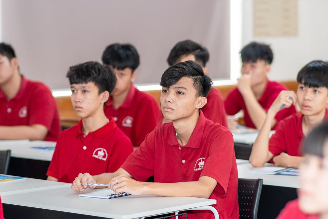 Hình ảnh các em học sinh tìm hiểu và trải nghiệm ngành QHCC tại Đại học Lạc Hồng